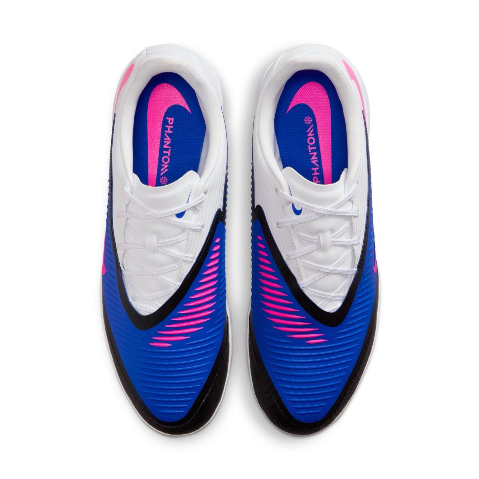 Low-cut Nike indoor soccer shoe with NikeSkin texture